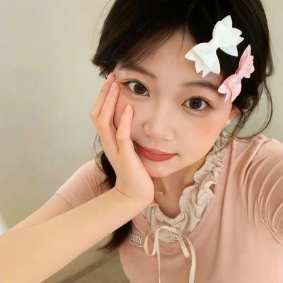 拿针的女孩海报